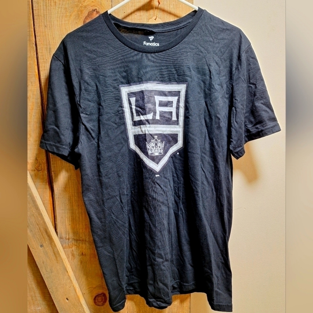 A Fanatics LA Kings t-shirt in a mens size medium. NWOT with no flaws.